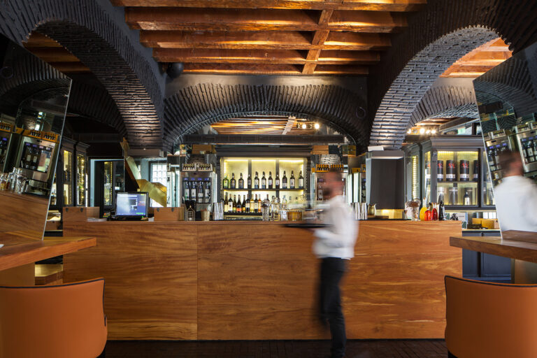 HIGH SUCCESSFUL RESTAURANT BAR