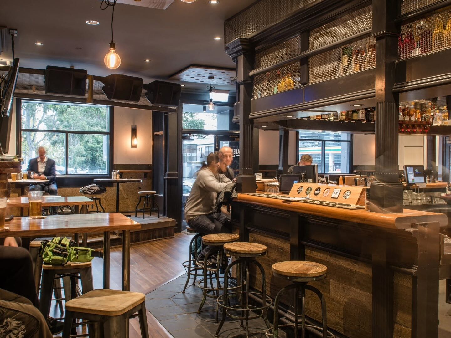 A LANDMARK INNER-MELBOURNE HOSPITALITY PUB & BACKPACKERS