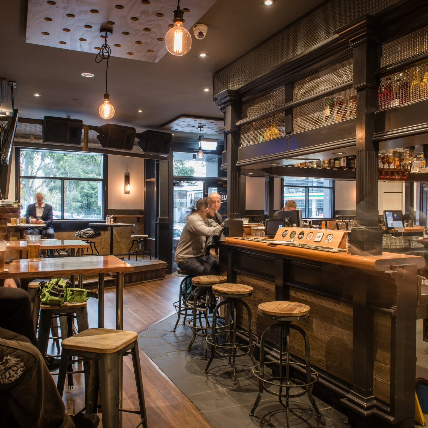 A LANDMARK INNER-MELBOURNE HOSPITALITY PUB & BACKPACKERS